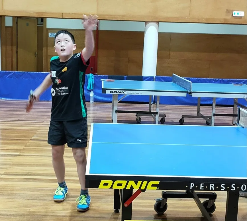 Dinis Ye a treinar o serviço de ténis de mesa