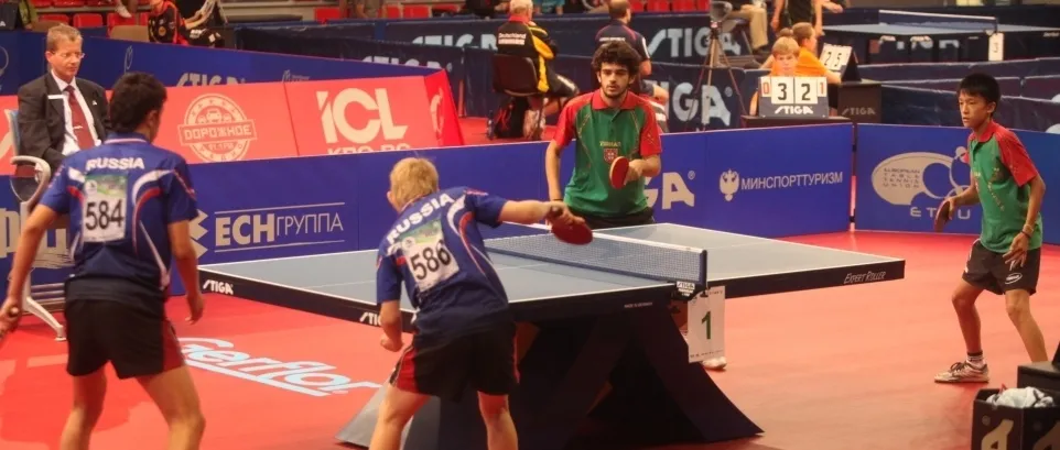 Jorge Costa em ação num jogo de ténis de mesa