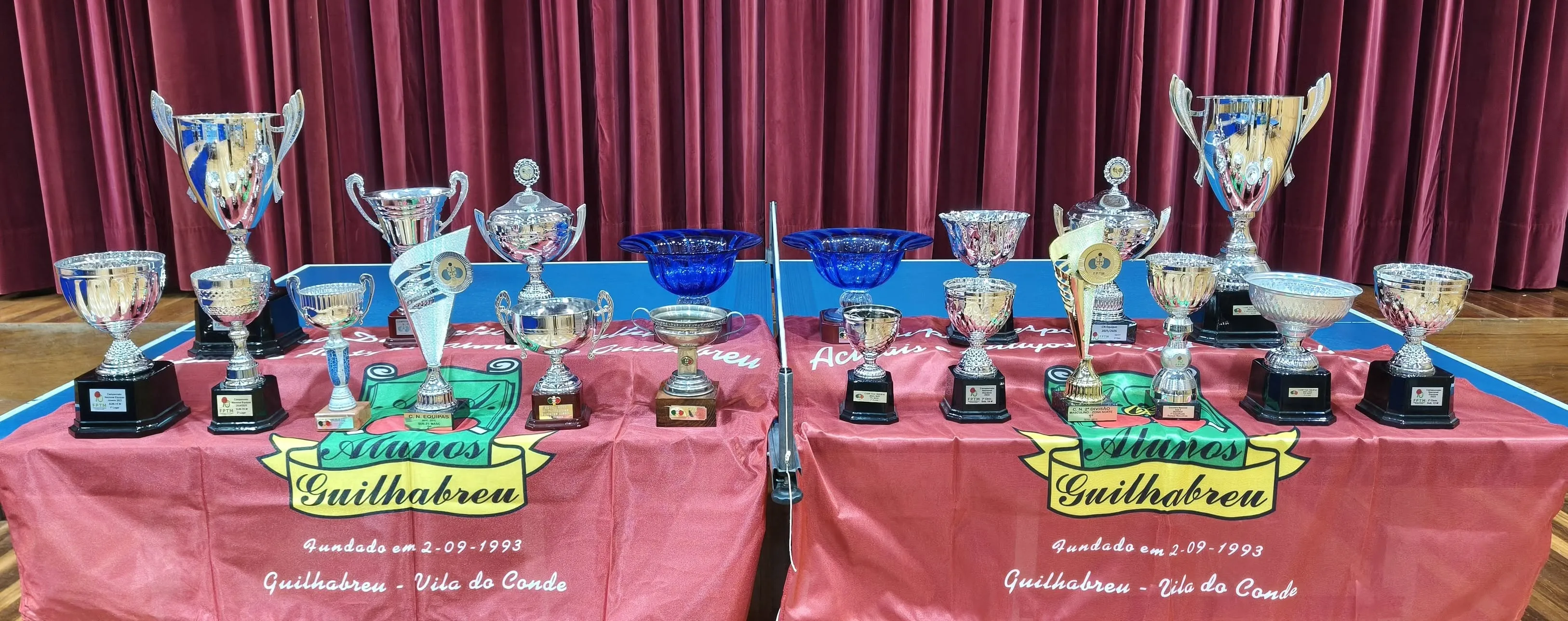 Troféus e emblemas do GDCAAA Guilhabreu
