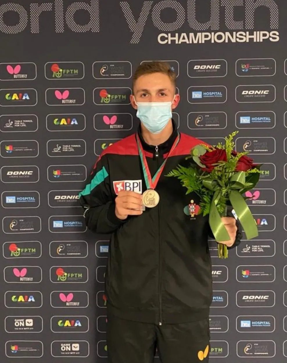 Rafael Silva com a medalha de bronze e um ramo de flores