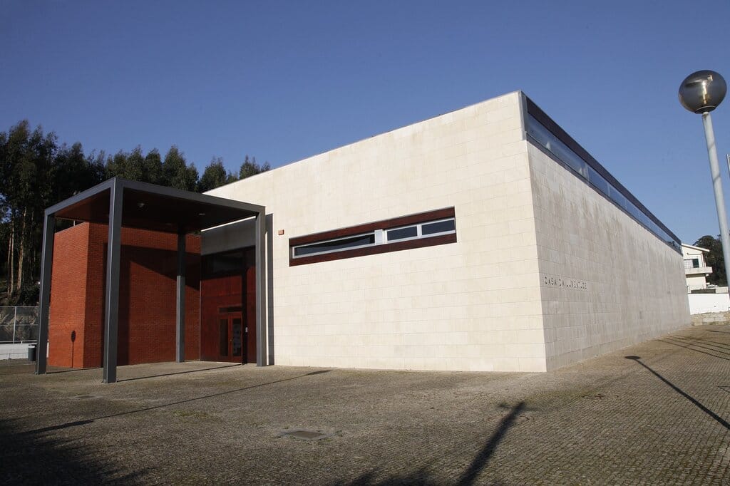 Exterior da Casa da Juventude, em Guilhabreu